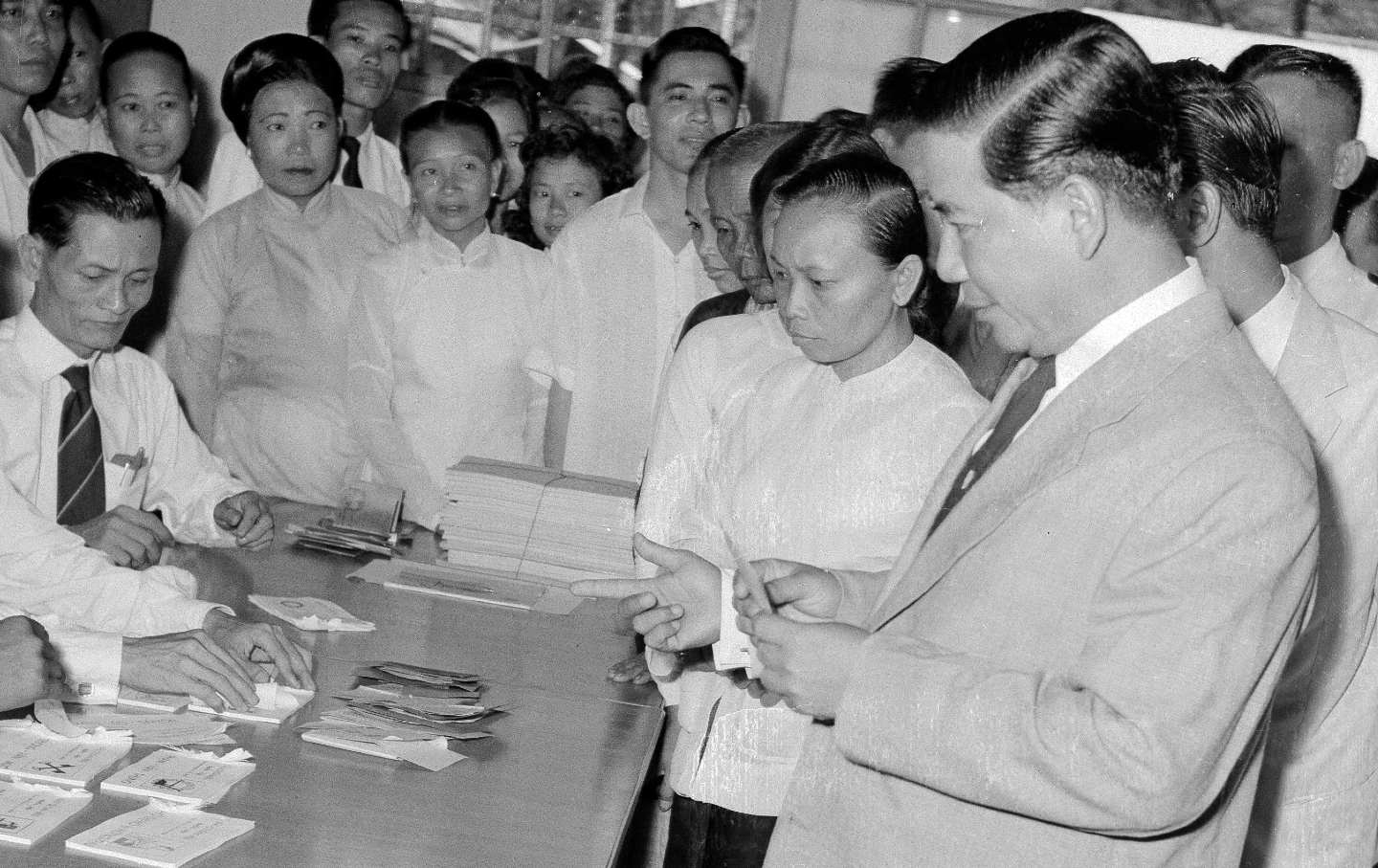 Der südvietnamesische Präsident Ngo Dinh Diem stimmt am 30. August 1959 in Saigon ab. Damals genoss Diems Regierung politische und militärische Unterstützung der USA, doch Ende 1963 wurde er gestürzt und ermordet, da er die Unterstützung der USA verloren hatte.