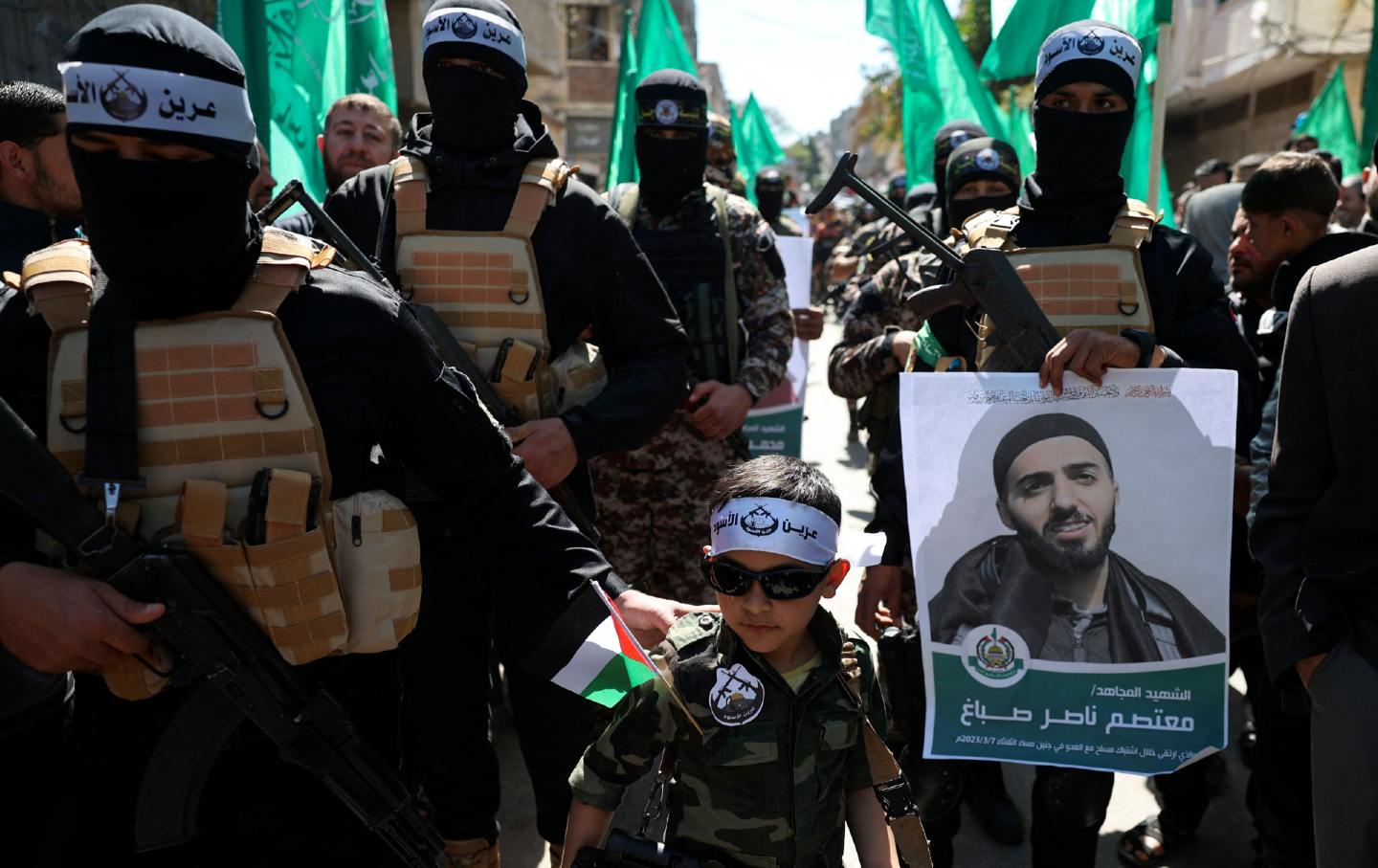 Kleiner Junge mit Hamas-Kämpfern
