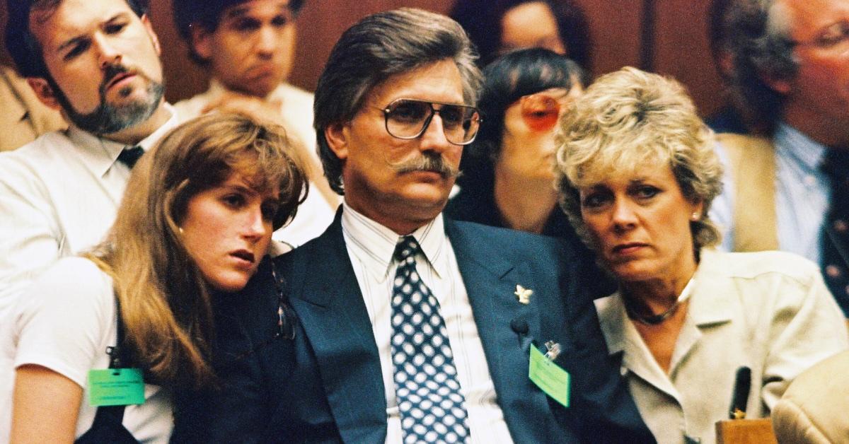 Fred Goldman (Mitte), Vater von Ron Goldman, seiner Tochter Kim (Mitte) und seiner Frau Patty (Mitte) hören sich Zeugenaussagen während einer Vorverhandlung nach den Morden an Ron und OJ Simpsons Ex-Frau Nicole Brown Simpson am 7. Juli 1994 an in Los Angeles