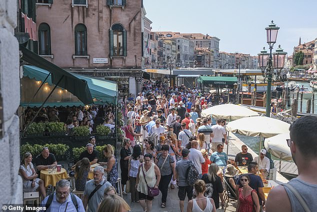 Venedig (im Bild) hat eine neue Maßnahme eingeführt, die alle Tagesausflügler dazu verpflichtet, allein für das Privileg, dort zu sein, 5 £ zu zahlen