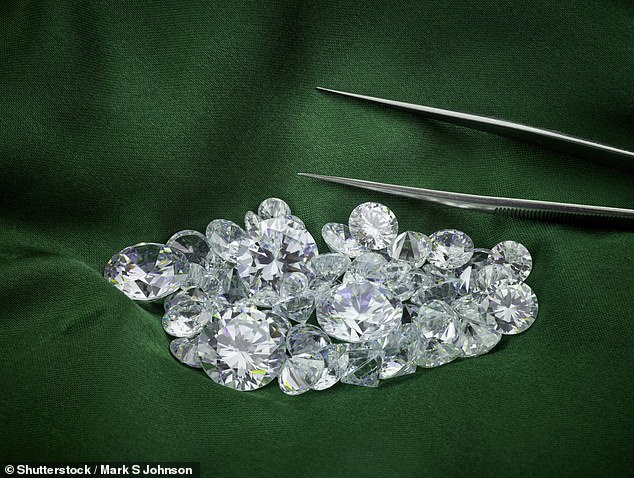 Im Labor gezüchtete Diamanten sehen mit bloßem Auge nicht anders aus als natürliche Diamanten, aber da die Unterschiede unter dem Mikroskop deutlich zu erkennen sind, sind sie eine günstigere Alternative