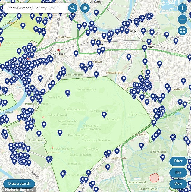 Die interaktive Karte des historischen England markiert die zahlreichen denkmalgeschützten Gebäude in England, Schottland und Wales mit kleinen blauen Stecknadeln sowie Parks und Gärten, denkmalgeschützte Denkmäler und Weltkulturerbestätten.  Abgebildete, denkmalgeschützte Gebäude in London