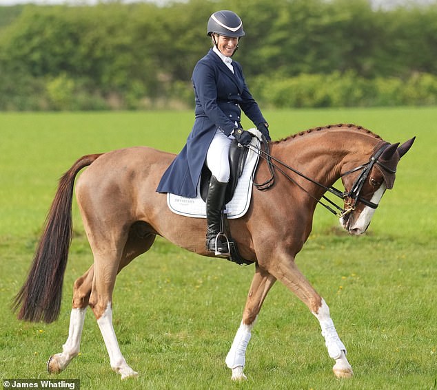 Zara Tindall saß am Freitag ebenfalls im Sattel, als sie an den Burnham Market International Horse Trials in Norfolk teilnahm