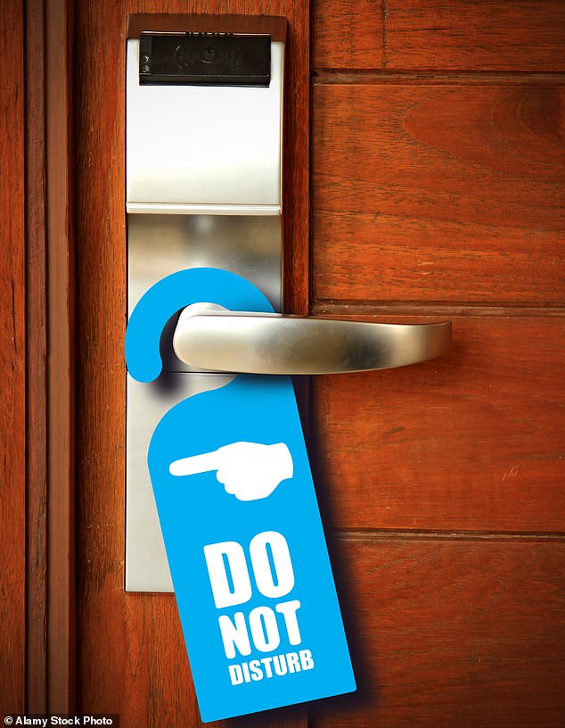 Das Kabinenpersonal verwendet in der Regel „Bitte nicht stören“-Schilder, damit es ohne unwillkommenes Klopfen vom Zimmermädchen schlafen kann