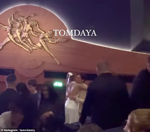 Nachdem sie auf dem roten Teppich beeindruckt war, begab sich die Schauspielerin ins Odeon Luxe am Londoner Leicester Square, um den Film vorzuführen. Tom saß im Publikum