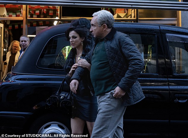 Der 55-jährige englische Schauspieler, der in der Biografie Mitch Winehouse spielt (im Bild mit Marisa Abela als Amy), sagte stattdessen, dass die Sucht als „Hauptschurke“ angesehen werden sollte.