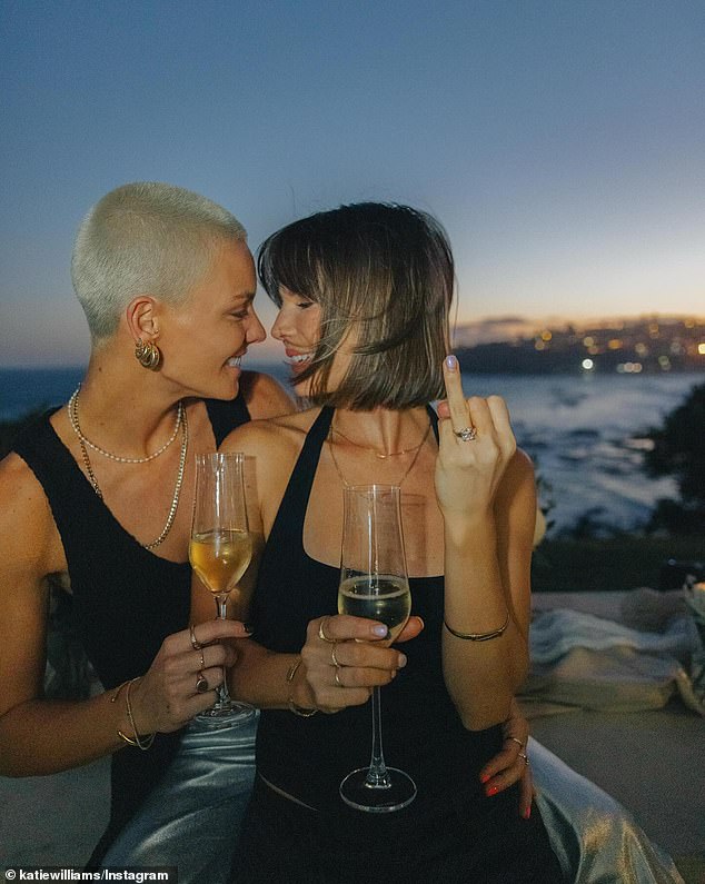 Williams teilte im Februar auf Instagram ein Video, in dem er die Verlobung ankündigte und Hulls Hand mit einem auffälligen Verlobungsring zeigt, während er ein Glas Champagner hält