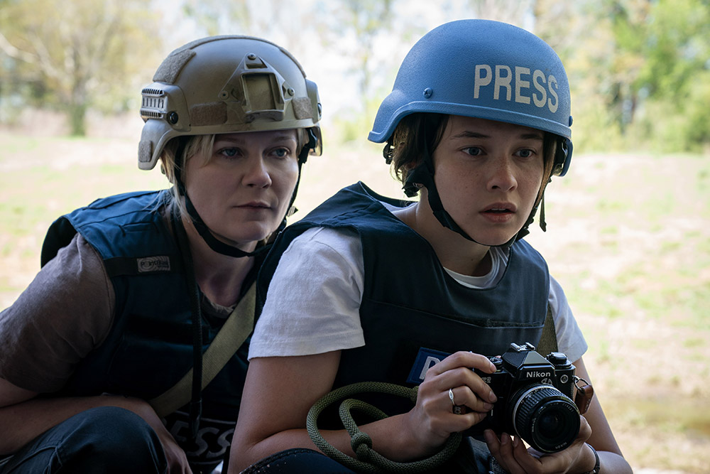 Kirsten Dunst und Cailee Spaeny in Alex Garlands „Civil War“