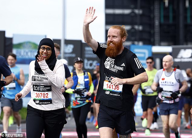„Hardest Geezer“ Russ Cook schloss sich heute dem Rekord von 50.000 Teilnehmern am London-Marathon an