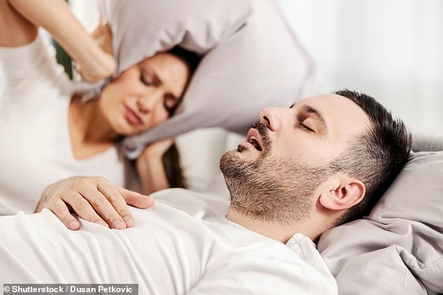 Mehr als 1,5 Millionen Menschen im Vereinigten Königreich leben mit Schlafapnoe, bei der starkes Schnarchen ihre Atmung beeinträchtigt (Archivbild)