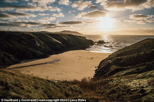 Porth Iago in Nordwales (oben zwei Bilder) ist laut Experten von Holidaycottages.co.uk ein „atemberaubend schöner Strand“.