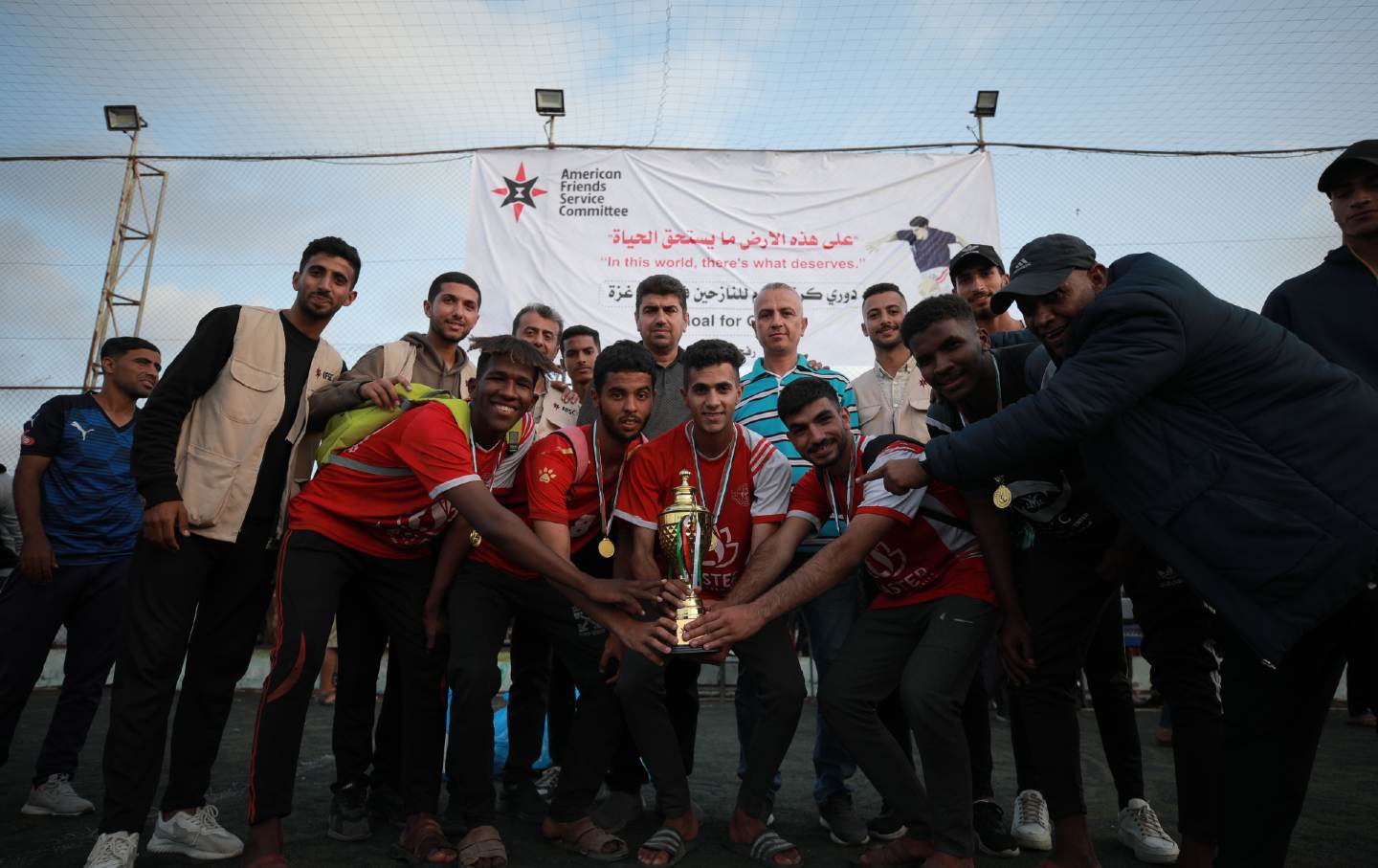 Siegerteam posiert mit Trophäe in Rafah.