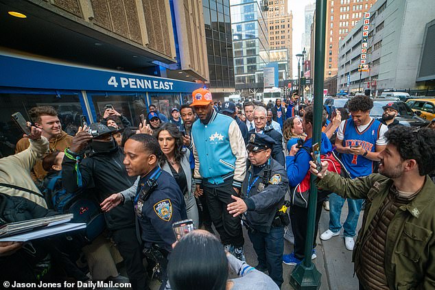 Carmelo Anthony wurde von Fans umschwärmt, als er für das Spiel den Madison Square Garden betrat