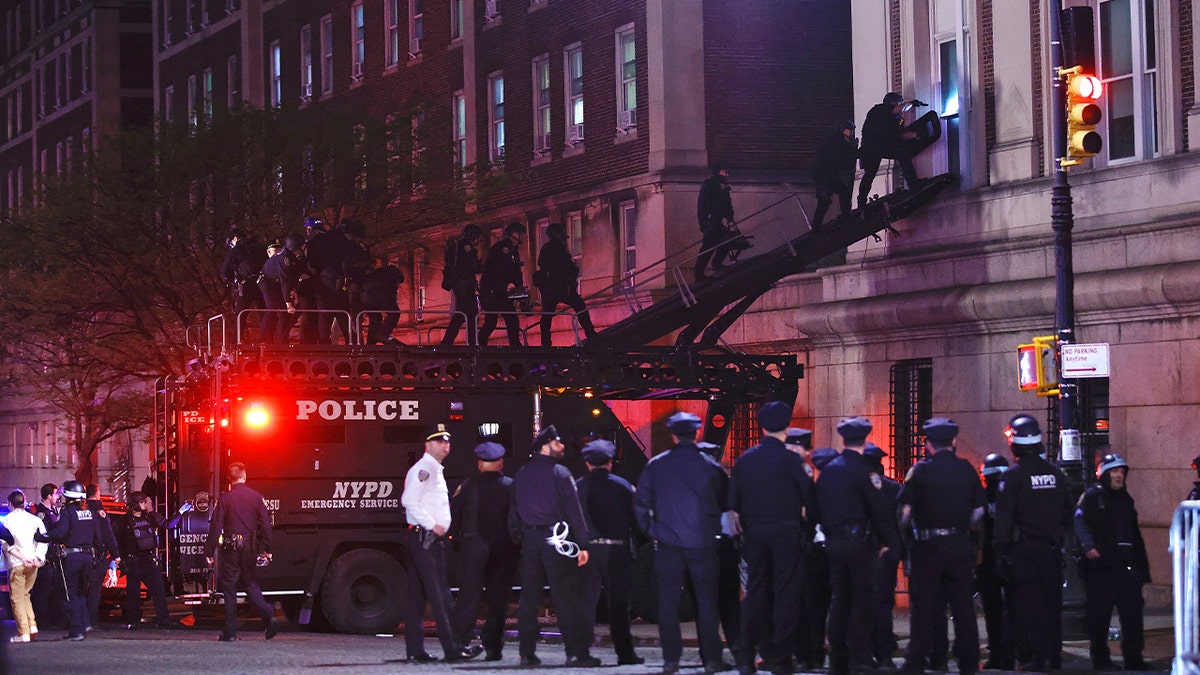 NYPD-Beamte betreten das Columbia-Gebäude durch Fenster