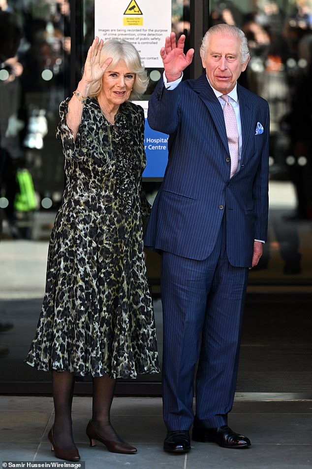 Camilla wiederholte heute im Macmillan Cancer Center des University College Hospital die Gesten ihres Mannes als Zeichen der Unterstützung und des Schutzes