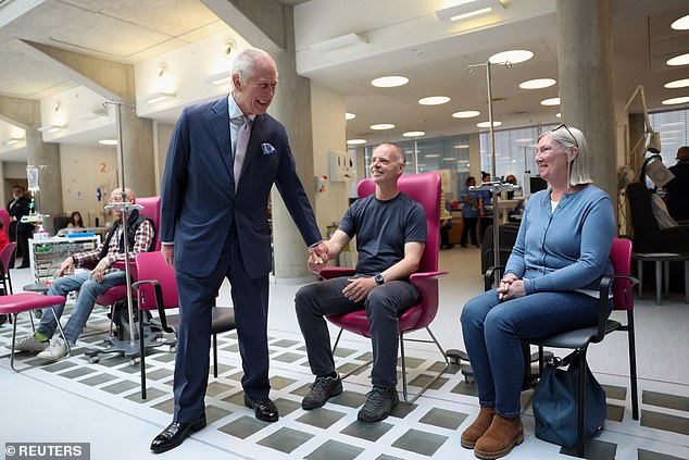 König Charles traf sich heute mit Patienten im Macmillan Cancer Center des University College Hospital
