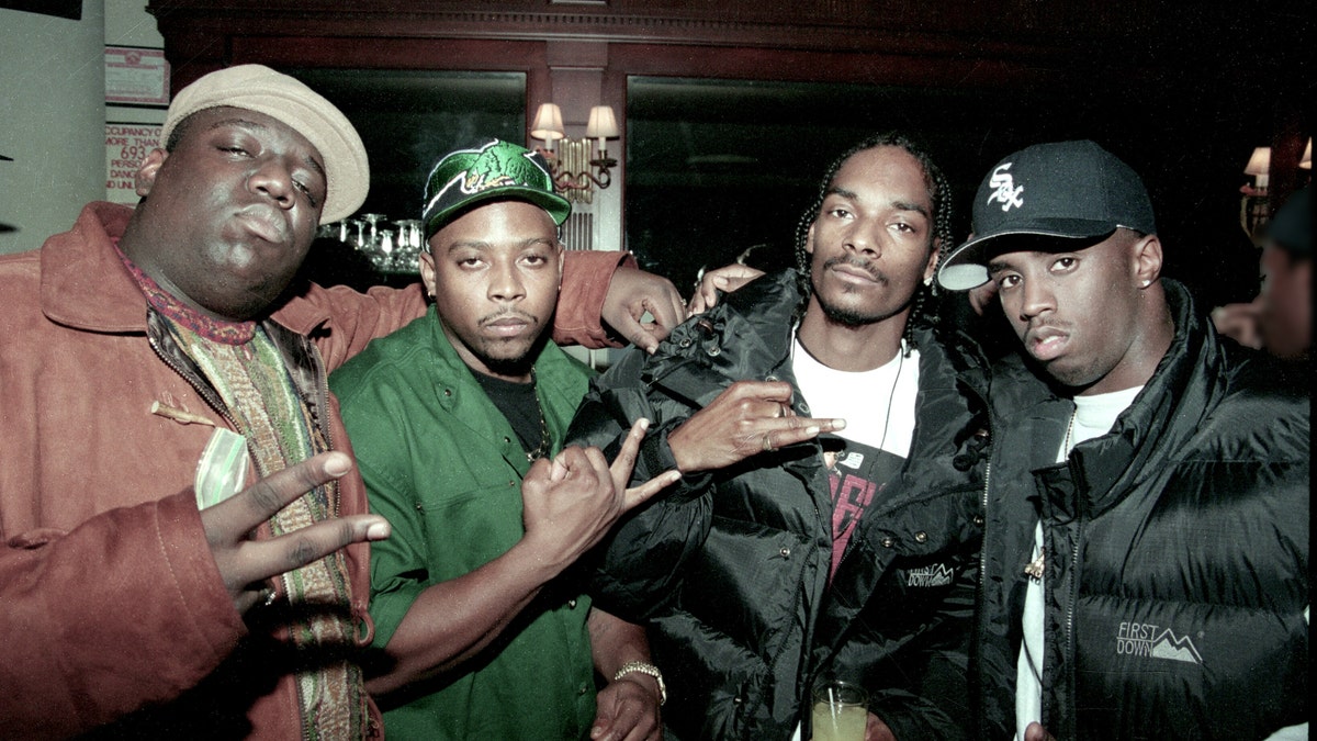 Die amerikanischen Rapper Notorious BIG, Nate Dogg, Snoop Dogg und Sean Combs im Jahr 1995