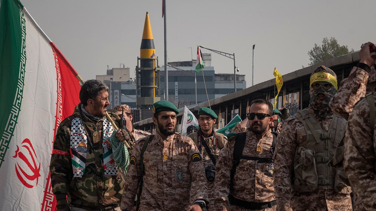 Iranische Revolutionsgarde mit Raketenvorführung