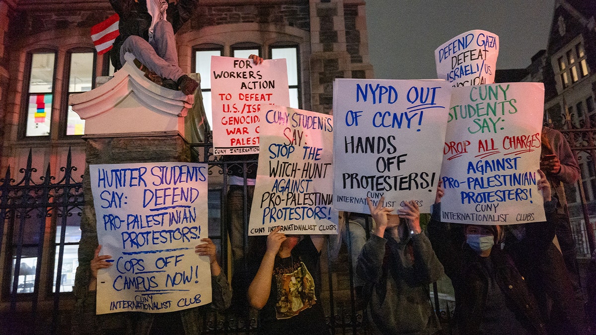 Pro-palästinensische Demonstranten halten Schilder vor dem CCNY