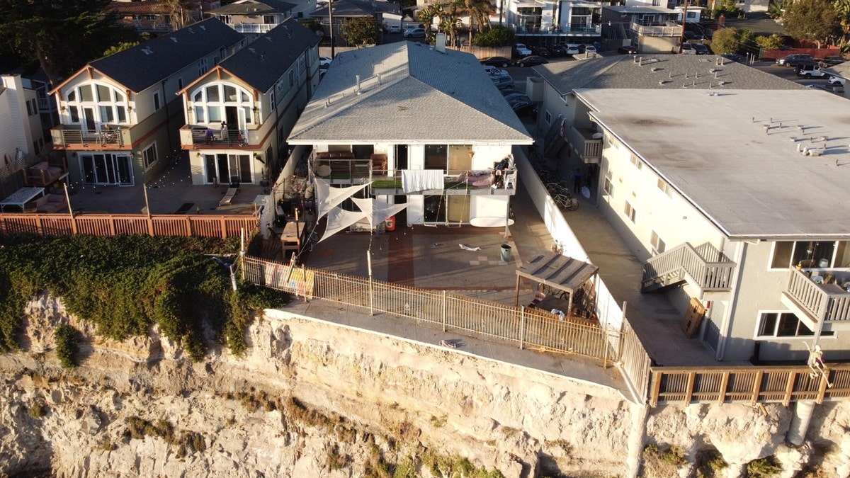 Ein undatiertes Foto des Balkons am 6625 Del Playa Drive in Santa Barbara