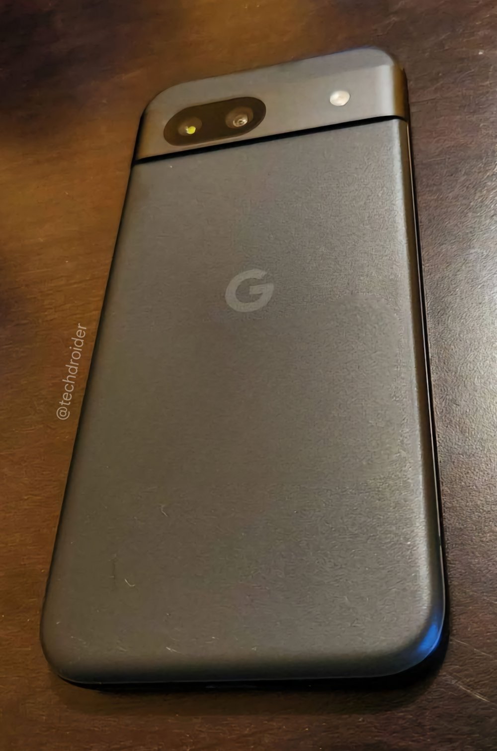 Ein praktisches Foto des Google Pixel 8a, das die Rückseite des Telefons zeigt.