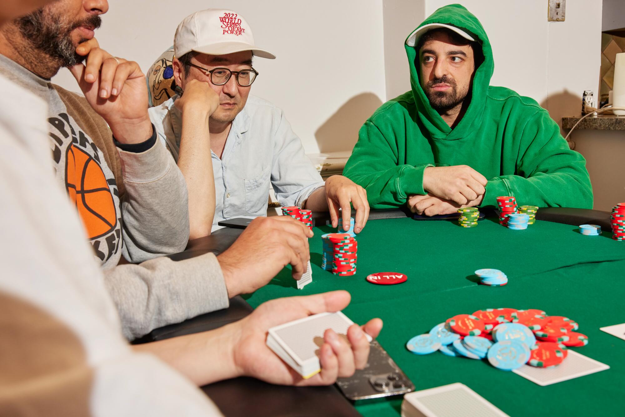 Die Pokerspieler Grant Levy-Lucero in einem Clippers-Pullover, Eric Kim in einer Baseballmütze und Jason Roussos in einem grünen Kapuzenpullover