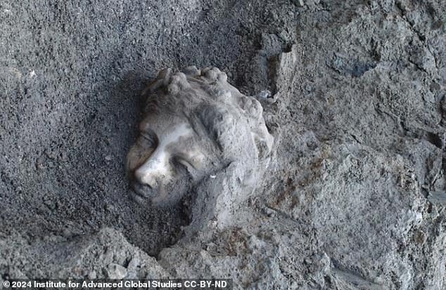 Ein Gesicht aus der Geschichte: Eine Statue des Gottes Dionysos, die mühsam von jahrtausendealten vulkanischen Ablagerungen abgeschlagen und freigebürstet wurde