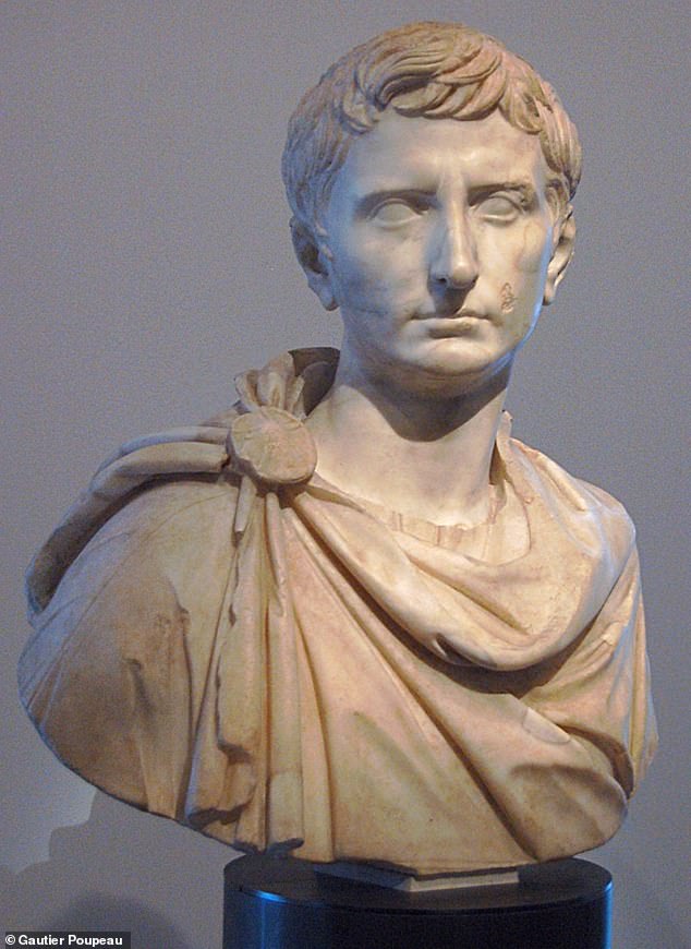 Augustus war der erste römische Kaiser und leitete die Umwandlung von der Republik in ein Imperium, nachdem sein Großonkel und Adoptivvater Julius Caesar ermordet worden war.  Abgebildet ist eine Büste von Augustus als jüngerem Octavian, datiert ca.  Chr. in den Kapitolinischen Museen, Rom