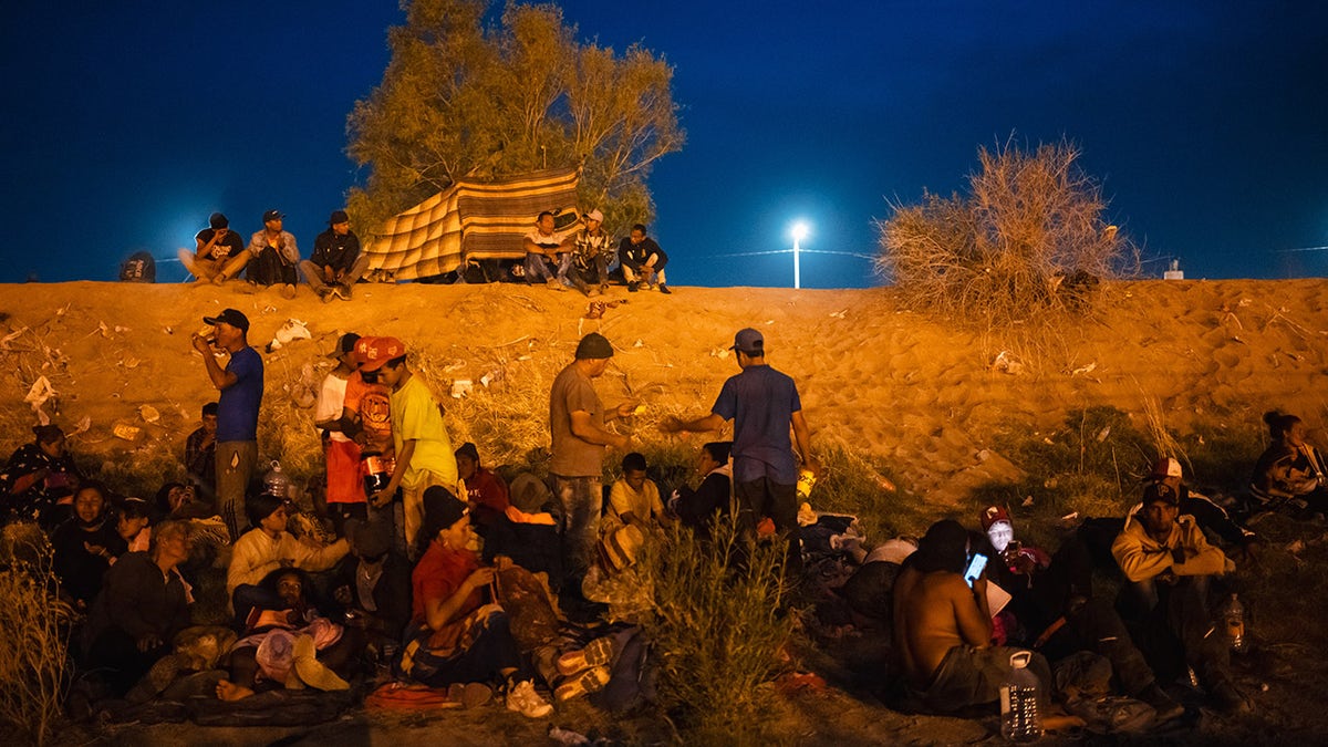 Migranten nach Einbruch der Dunkelheit an der Grenze