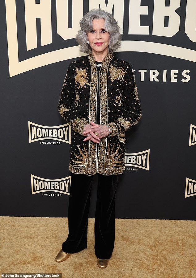 Fonda zeigte am Samstagabend bei den Lo Maximo 2024 Awards von Homeboy Industries in Los Angeles ihre zeitlose Schönheit