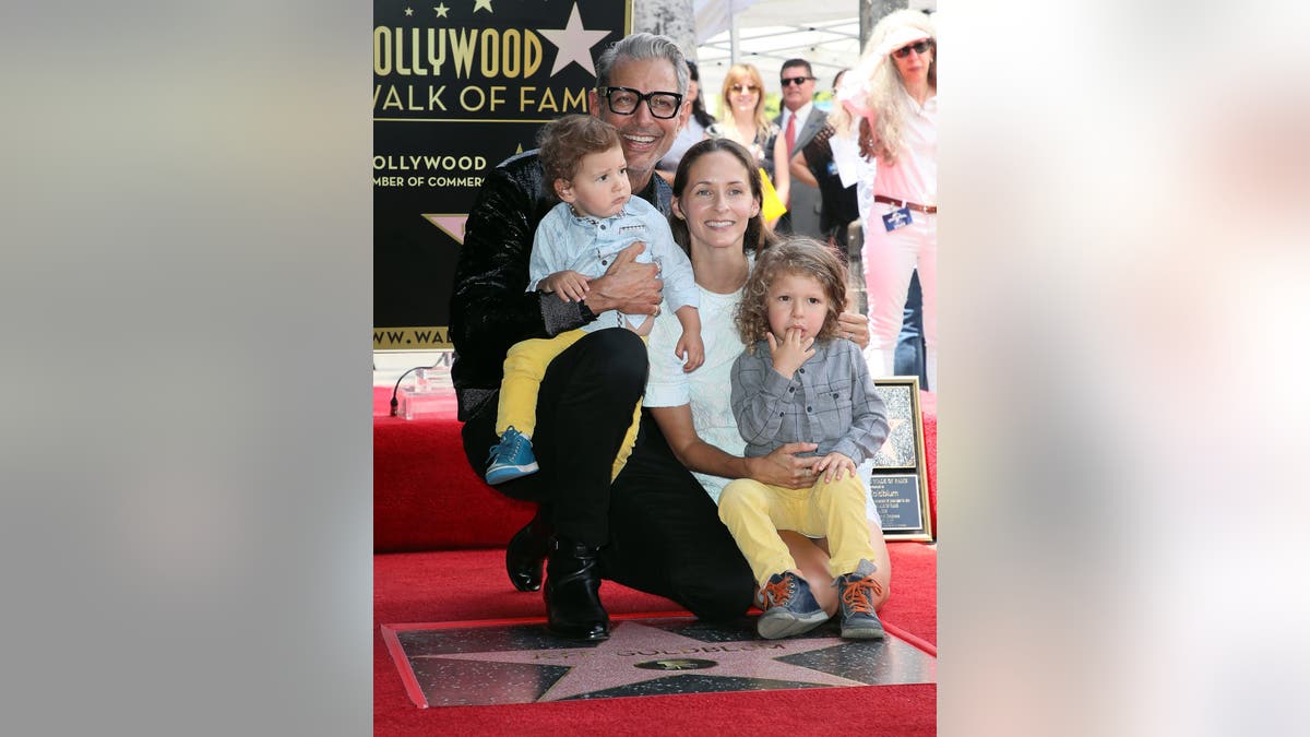 Ein Foto von Jeff Goldblum mit seiner Frau und ihren beiden Söhnen