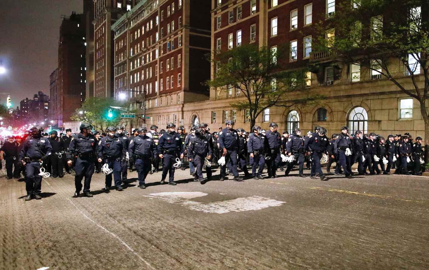 NYPD-Beamte in Kampfausrüstung marschieren am 30. April 2024 in New York City auf den Campus der Columbia University, wo pro-palästinensische Studenten in einem Gebäude verbarrikadiert sind und ein Lager errichtet haben.