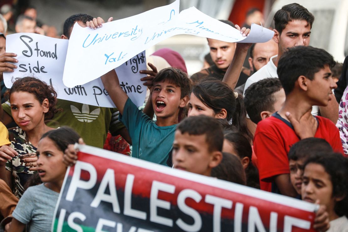 Am 1. Mai veranstalten Palästinenser in Deir el-Balah eine Kundgebung, um den pro-palästinensischen Studentendemonstranten in den USA zu danken.