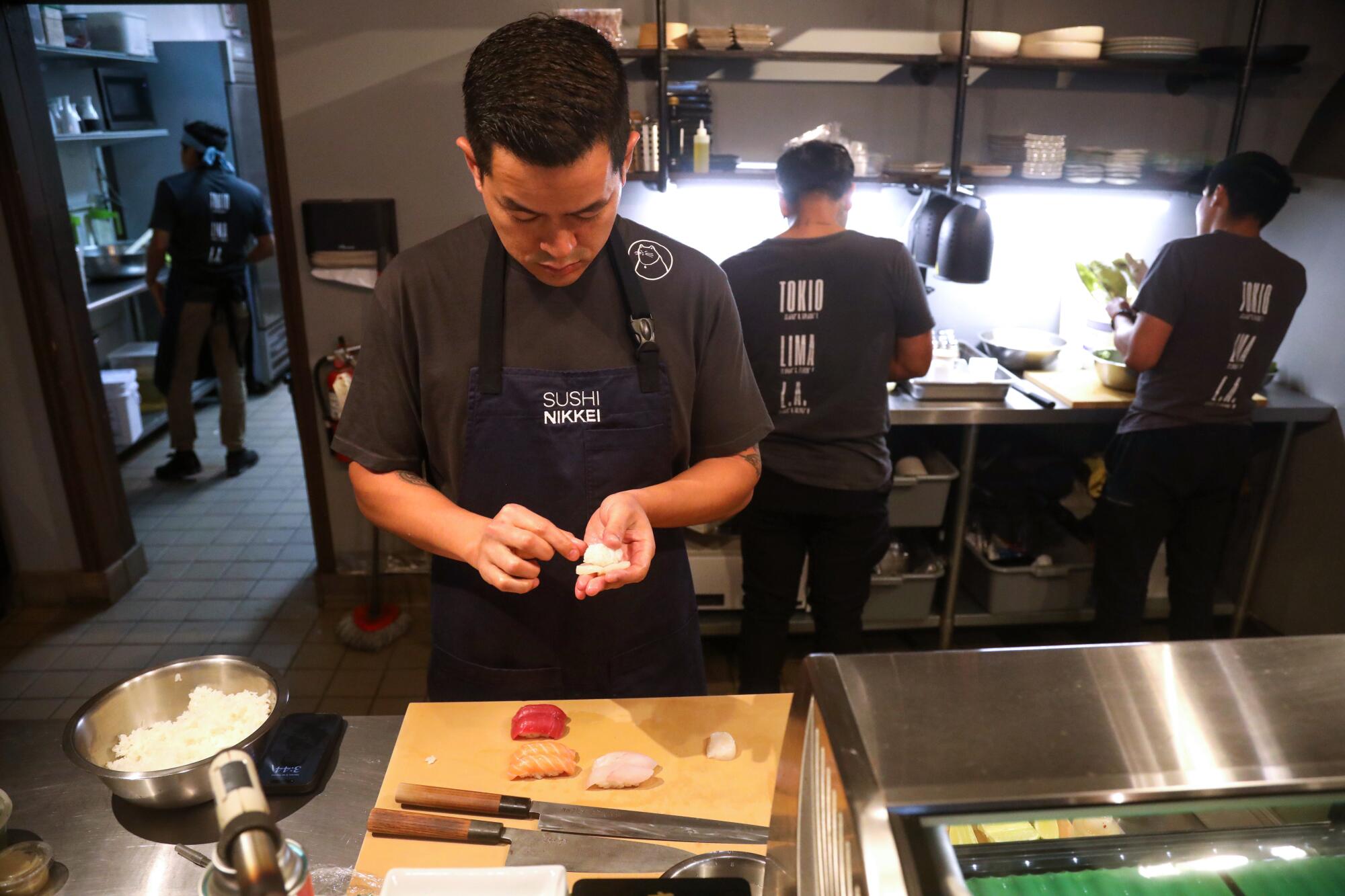 Chefkoch Eduardo Chang bereitet einen Teller Sushi zu