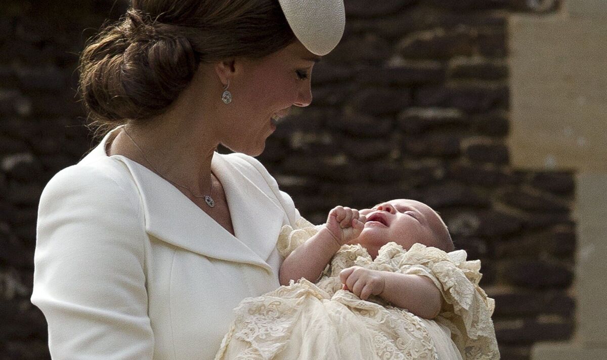 Prinzessin Kate hält Baby Charlotte im Arm