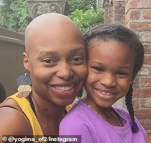 Kema unterzog sich einer einseitigen Mastektomie und ist jetzt krebsfrei.  Sie wurde während ihres Kampfes gegen den Krebs mit ihrer Tochter gesehen