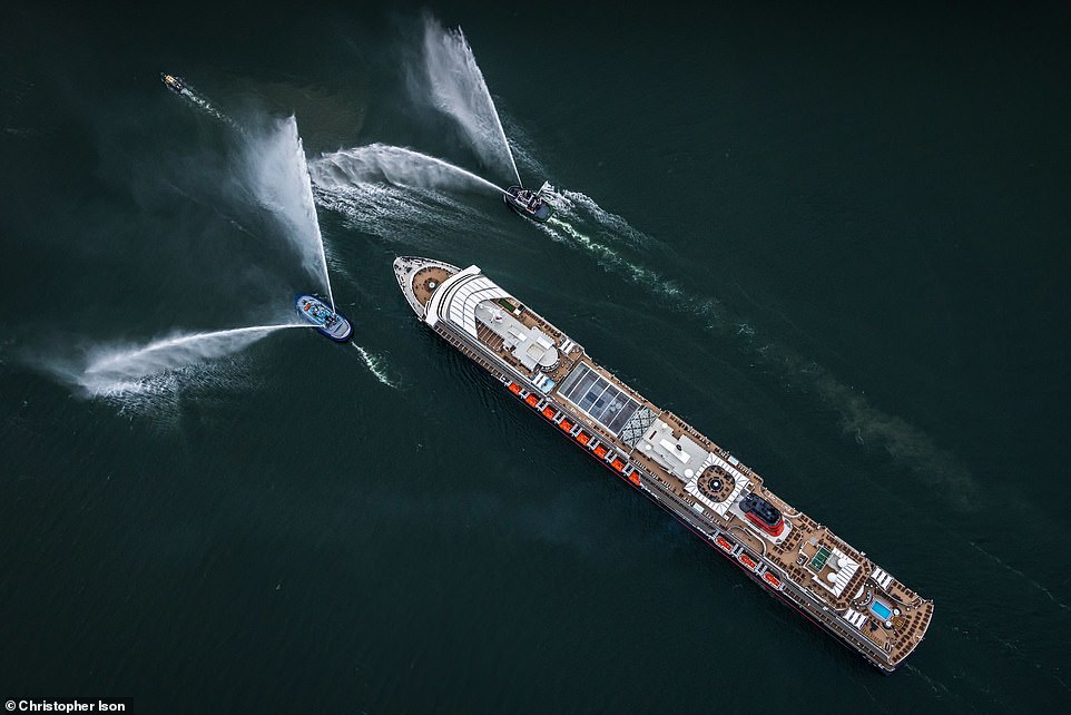 Das 113.000 Tonnen schwere Schiff mit 14 Decks – das 249. Schiff, das unter der Flagge von Cunard fuhr – wurde am Dienstagabend mit einem Wassersalut begrüßt, nachdem es von der Werft Fincantieri Marghera in Venedig, Italien, zur Südküste Englands unterwegs war