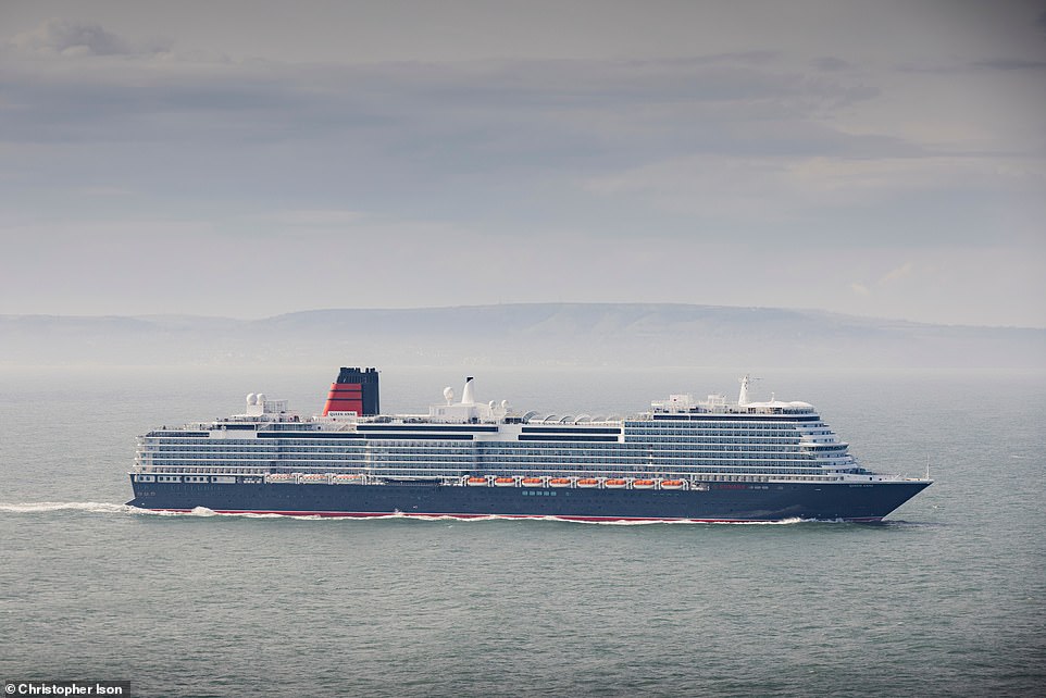 Queen Anne, die eine Höchstgeschwindigkeit von 40,7 km/h (25 Meilen pro Stunde) hat, kann 3.000 Passagiere befördern und bietet „mehrere atemberaubende Erlebnisse und mehr Auswahl an Unterhaltung, Restaurants und Bars als je zuvor“, sagte Cunard