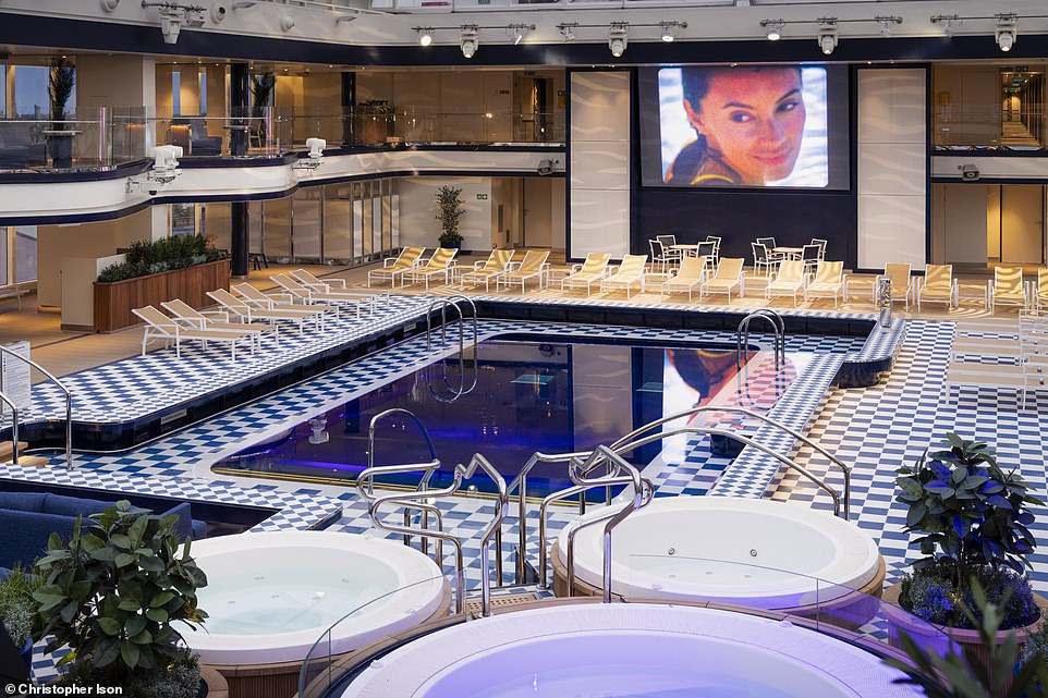 Der Pavillon – „ein cleverer Raum“ mit einem Swimmingpool sowie einer zentralen Bühne und einer großen LED-Leinwand für Open-Air-Theater