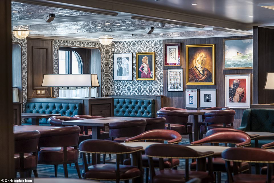 Michel Roux, Inhaber des mit zwei Michelin-Sternen ausgezeichneten Restaurants Le Gavroche in London, hat ein exklusives Galamenü für das Restaurant Queens Grill und ein neues Menü für Queen Anne's Pub, den Golden Lion, entwickelt (oben).