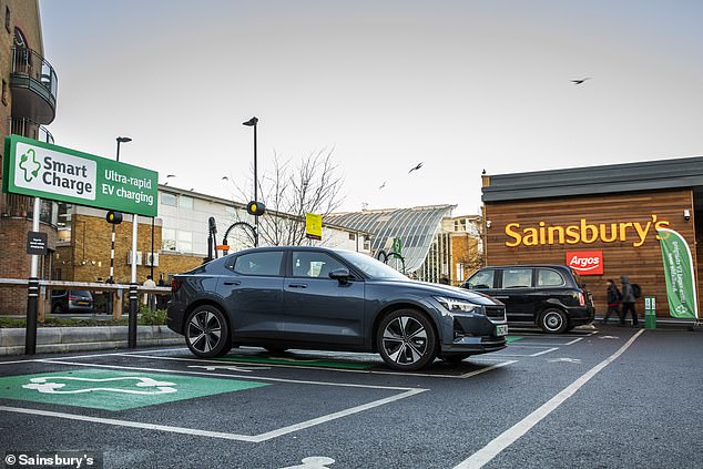 Sainsbury's hat im Januar seine eigene Lademarke für Elektroautos eingeführt und ist damit der erste Supermarkt im Vereinigten Königreich, der ein eigenes Ladenetzwerk für Elektroautos einführt und betreibt
