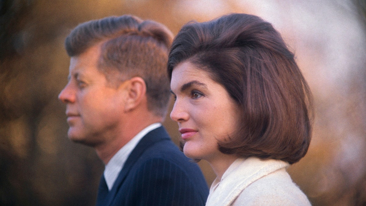 Ein Seitenprofilfoto von John F. Kennedy und Jackie Kennedy