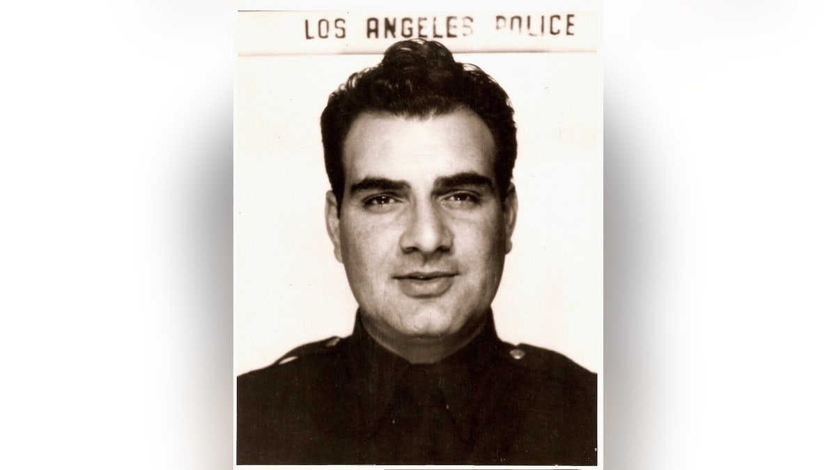 Fred Otash posiert in seiner LAPD-Uniform