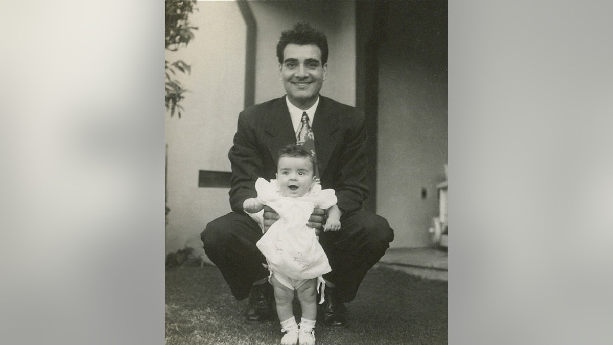 Fred Otash hält seine kleine Tochter
