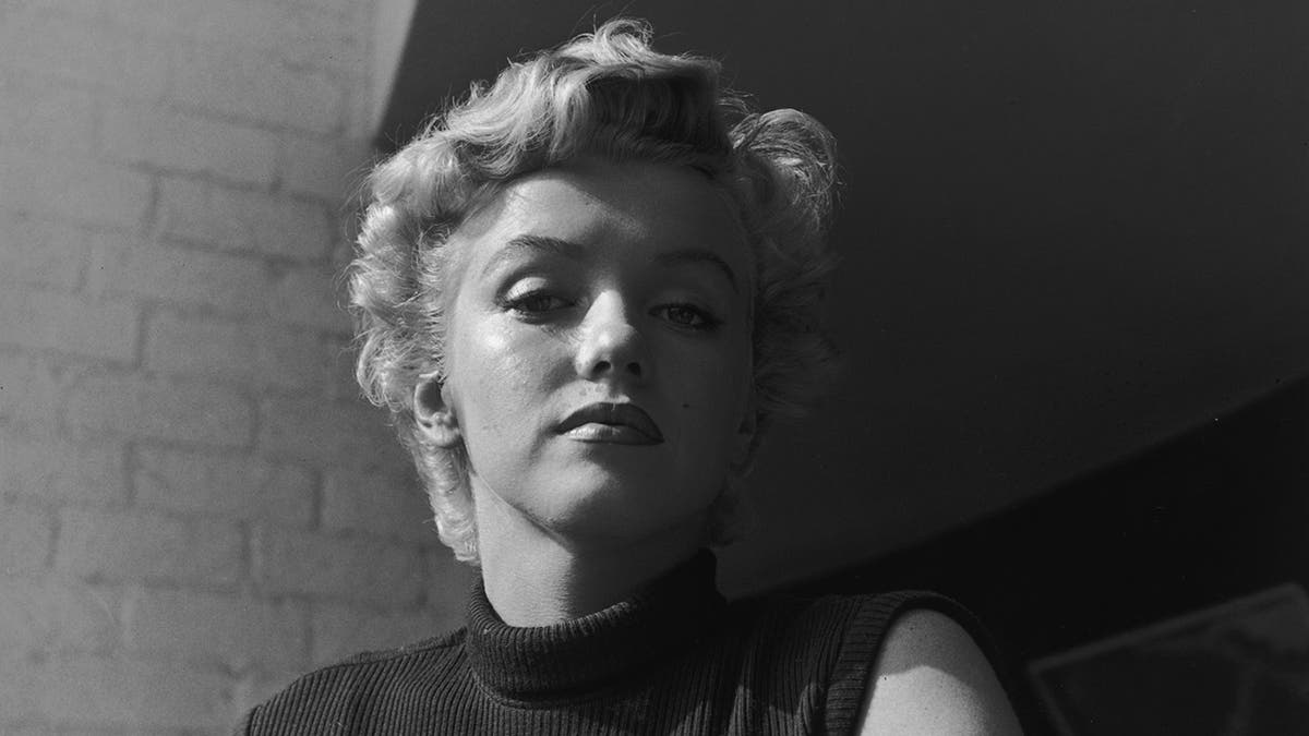 Marilyn Monroe sieht düster aus
