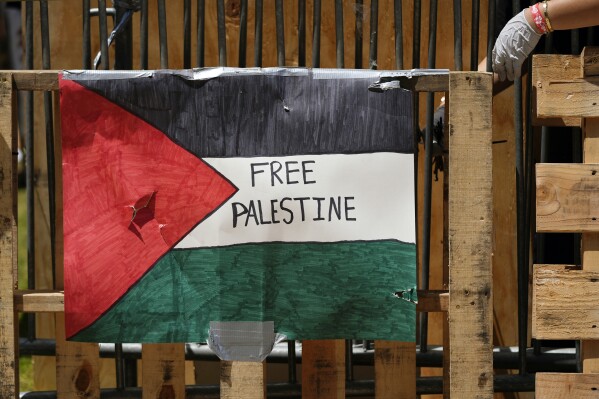 Am Morgen nach Zusammenstößen zwischen pro-israelischen und pro-palästinensischen Gruppen am Mittwoch, dem 1. Mai 2024, in Los Angeles wird auf dem UCLA-Campus ein Pro-Palästinenser-Schild gezeigt.  (AP Photo/Jae C. Hong)