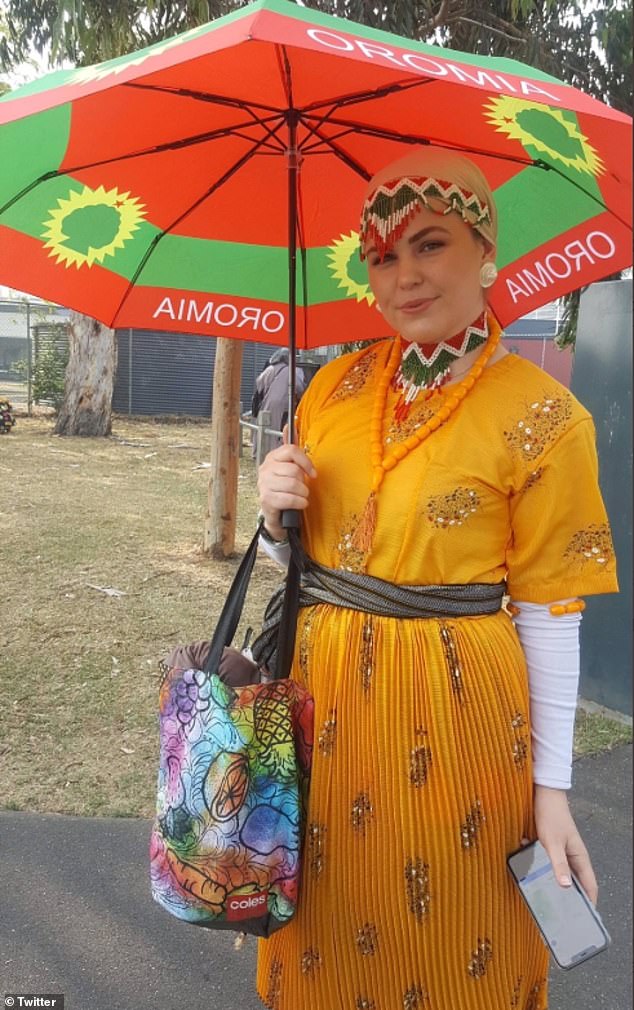 Nachdem ihr Lügennetz aufgetaucht war, tauchten Bilder von Belle in traditioneller äthiopischer Kleidung auf (im Bild)
