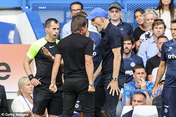 LONDON, ENGLAND - AUGUST 14: Head Coachs' Antonio Conte of Tottenham Hotspur and Thomas Tuchel of Chelsea square up to each other after Pierre-Emile Hojbjerg of Tottenham Hotspur scores a goal to make it 1-1 during the Premier League match between Chelsea FC and Tottenham Hotspur at Stamford Bridge on August 14, 2022 in London, England. (Photo by Robin Jones/Getty Images)