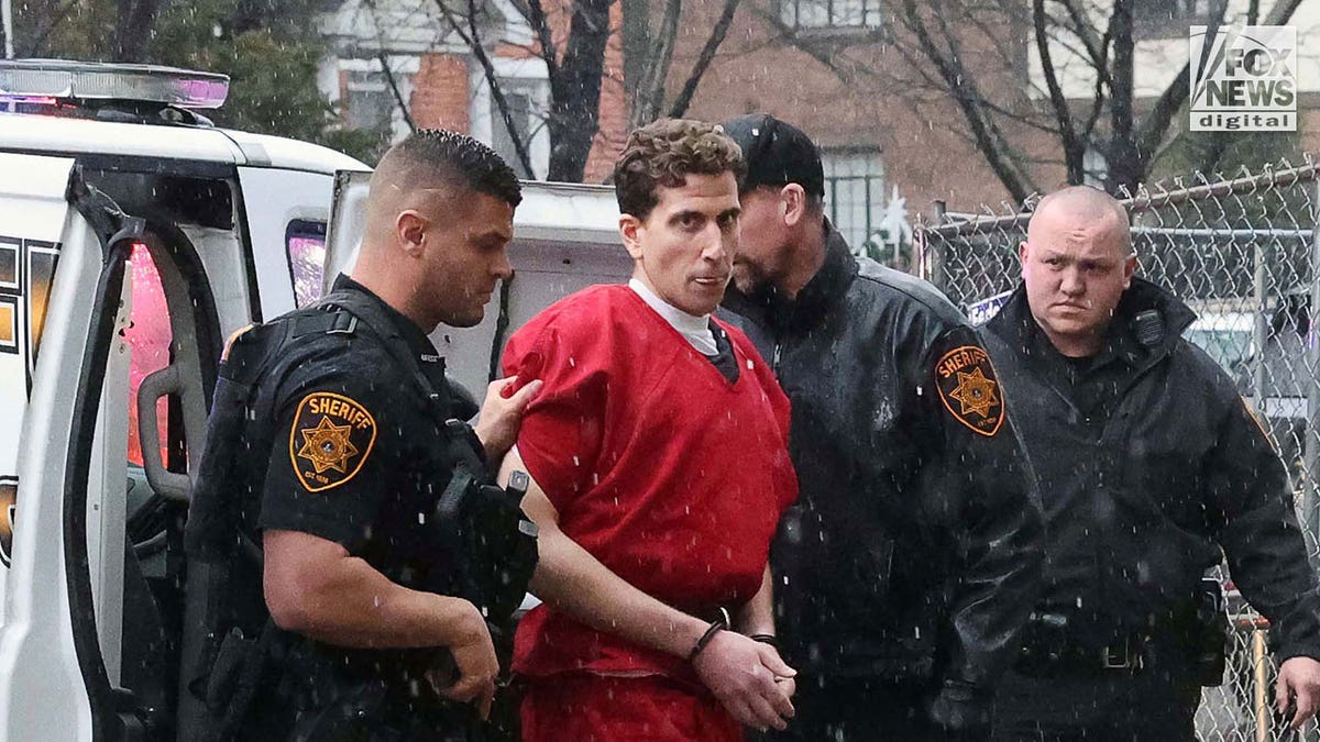 Bryan Kohberger trägt einen roten Overall, als er das Gerichtsgebäude betritt