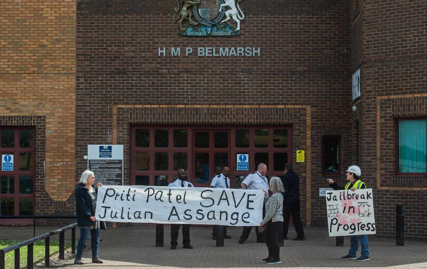 Demonstranten halten am 12. Mai 2022 im Belmarsh-Gefängnis in London, England, Transparente zur Unterstützung von Julian Assange.